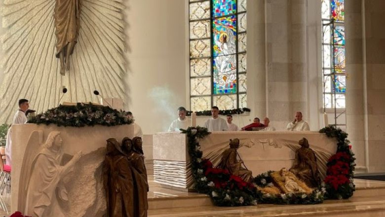 Mbahet mesha e Krishtlindjes, Koliqi: Më shumë se ne – Zoti feston ardhjen e tij në mesin tonë