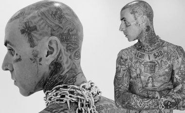 Travis Barker tregon koleksionin e tij gjigant të tatuazheve në fotografitë e reja