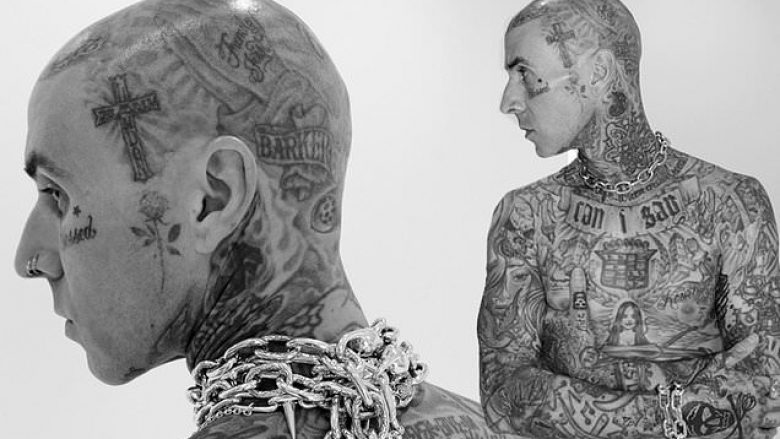 Travis Barker tregon koleksionin e tij gjigant të tatuazheve në fotografitë e reja