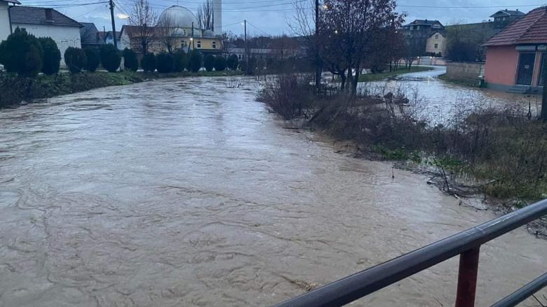 Vërshime në Gjilan, uji i merr dhe shtëpitë