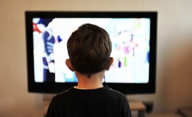 Fëmijët që kalojnë mbi dy orë në ditë para televizorit, kanë më shumë gjasa të krijojnë vartësi nga bixhozi, duhani, kanabisi dhe alkooli kur të rriten