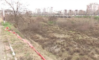 Humnerë e thellë në lagjen Aerodrom: Angellov vendos shirit të kuq, kërkon të rrethohet me gardh