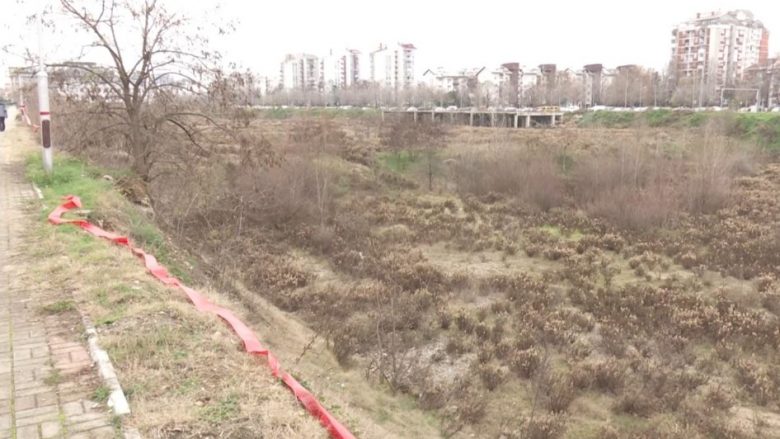 Humnerë e thellë në lagjen Aerodrom: Angellov vendos shirit të kuq, kërkon të rrethohet me gardh