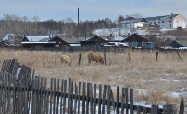 “Po ngordhim si miza”: Rrëfimi i banorëve të fshatit rus që po përballet me mungesë burrash