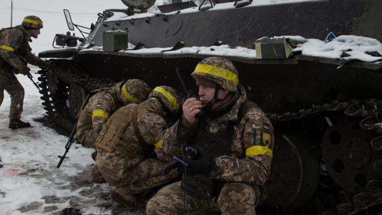 Ukraina thotë se është e “pavërtetë” që Rusia ka marrë Soledarin, ekipi i CNN pranë qytetit raporton sulme dhe tërheqje të organizuar të trupave ukrainase