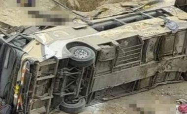 Aksidentohet autobusi me 60 pasagjerë në Peru, të paktën 23 të vdekur