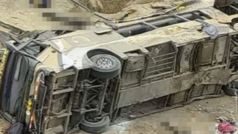 Aksidentohet autobusi me 60 pasagjerë në Peru, të paktën 23 të vdekur