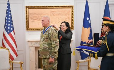Osmani dekoroi komandantin e Gardës Kombëtare të Iowa-s me Medaljen Presidenciale Ushtarake