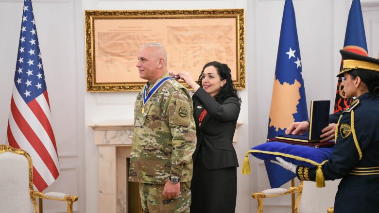 Osmani dekoroi komandantin e Gardës Kombëtare të Iowa-s me Medaljen Presidenciale Ushtarake