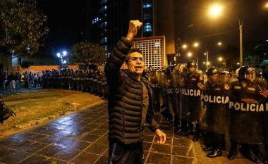 Peruja shpall gjendjen e jashtëzakonshme, për shkak të protestave ku humbën jetën 42 persona