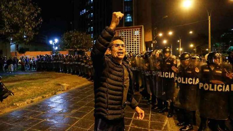 Peruja shpall gjendjen e jashtëzakonshme, për shkak të protestave ku humbën jetën 42 persona