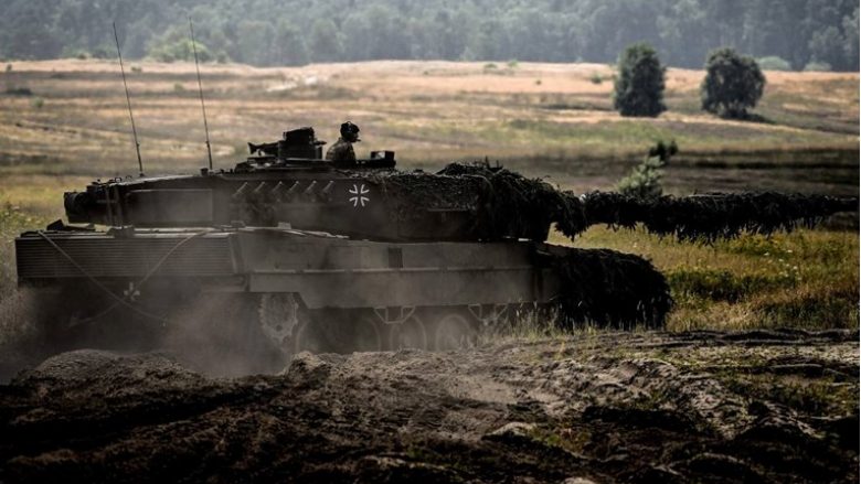 Prodhuesi gjerman i armëve: Ukrainës mund t’i dorëzojnë tanket Leopard në vitin 2024