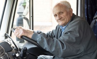 Shoferit 90-vjeç të kamionit i vazhdohet patenta pas ekzaminimit mjekësor në Britani: Punoj 12 orë në ditë