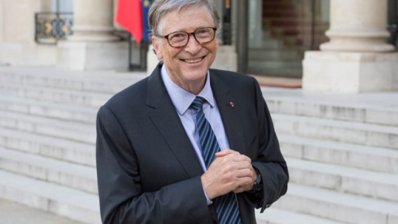 Cilin telefon të mençur mendoni se e përdor Bill Gates, njëri nga njerëzit më të pasur në botë?