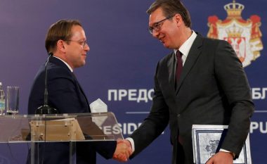 Dyshohet se favorizoi Serbinë në negociatat për anëtarësim, PE kërkon hetim ndaj komisionerit Olivér Várhelyi