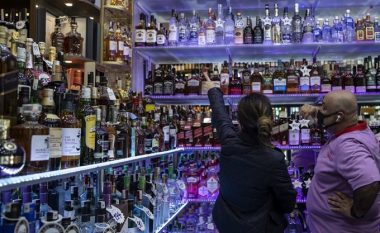 Dubai heq taksën e alkoolit, qytetarët nuk do të paguajnë më për lejet e konsumit