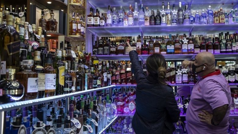Dubai heq taksën e alkoolit, qytetarët nuk do të paguajnë më për lejet e konsumit