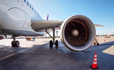 Transportuesin e valixheve në SHBA e “përpin” motori i aeroplanit