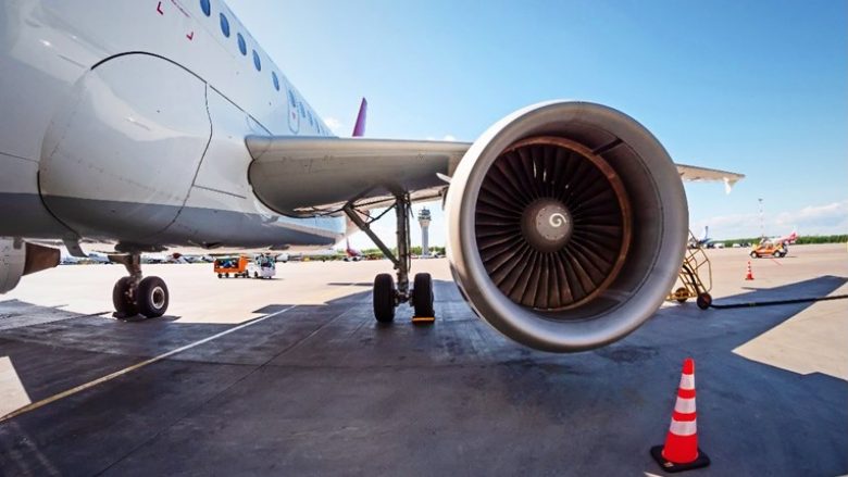 Transportuesin e valixheve në SHBA e “përpin” motori i aeroplanit