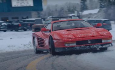 Pronari i një Ferrari Testarrosa nuk i frikësohet dimrit, bën “drift” me goma të verës në rrugët e mbuluara me borë