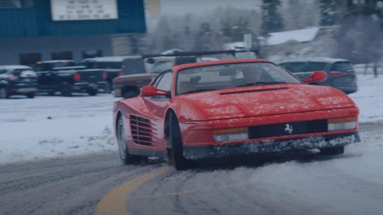 Pronari i një Ferrari Testarrosa nuk i frikësohet dimrit, bën “drift” me goma të verës në rrugët e mbuluara me borë