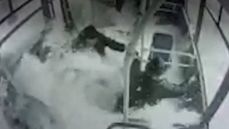 Kamerat e sigurisë brenda autobusit filmojnë momentin kur bie në një liqen në Turqi – shpëtohen pasagjerët