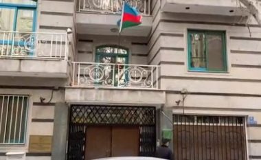 Sulmohet ambasada e Azerbajxhanit në Iran, vritet një roje dhe plagosen dy tjerë