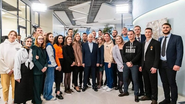 Putin bëhet objekt talljeje, pozon me këpucë me taka të larta për t’u dukur më i gjatë – detyroi studentet e shkurtra të qëndrojnë pranë tij
