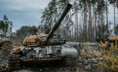 Ukrainasit pretendojnë se brenda një dite rusët kanë humbur tetë tanke dhe 22 mjete tjera të blinduara