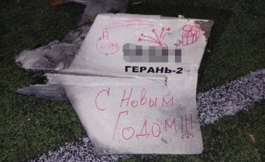 Edhe këtë e bëjnë rusët, në dronin që sulmoi në Kiev kishte të shkruar një porosi: Urime Viti i Ri