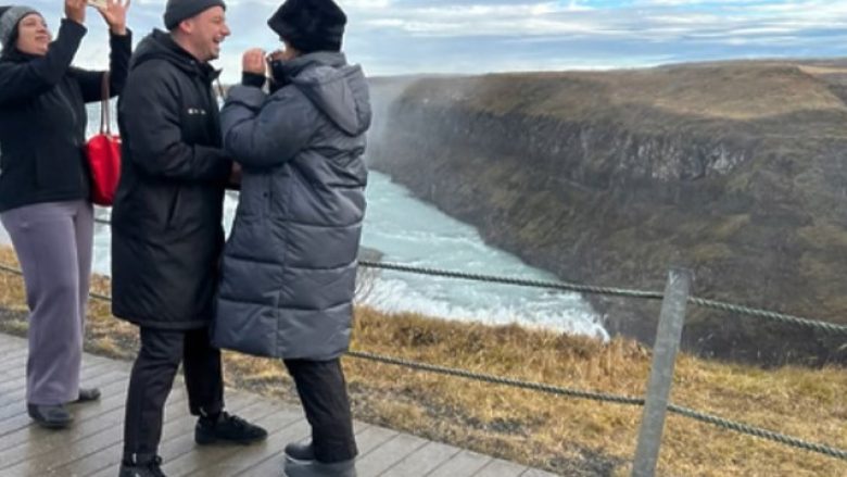 U gjunjëzua para partneres për t’i propozuar martesë, turistja ia prish befasinë islandezit
