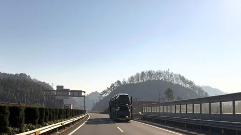 Kamioni përplaset në turmën e mbledhur përpara një krematoriumi në Kinë, humbin jetën 17 persona