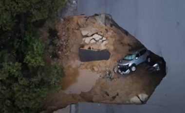 Moti i ligë godet Kaliforninë, humbin jetën 17 persona – hapet gropa në rrugë në të cilën bien dy vetura