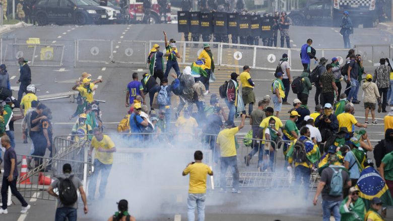 Nuk ka “mëshirë” për mbështetësit e Bolsonaros, arrestohen 1.200 persona për sulmet në objektet qeveritare në Brazil