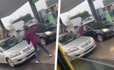 Kaos në një pikë karburanti në Irlandë: Godet veturën para saj, më pas i bërtet shoferes dhe në fund i hedh kanaçe në automjet