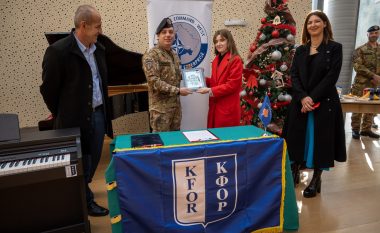 KFOR-i dhuron instrumente muzikore në shkollën “Halit Kasapolli” në Pejë