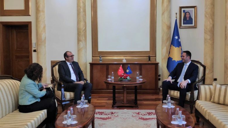 Ambasadori i Turqisë përfundon mandatin, Konjufca e falënderon për thellimin e marrëdhënieve mes dy vendeve