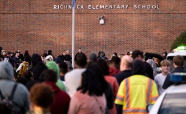 Nxënësi gjashtë vjeçar plagos me armë zjarri mësuesen në një shkollë në Virginia