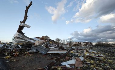 Tornado godet jugun e SHBA-së, shtatë persona të vdekur