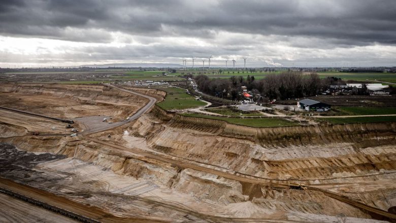 Gjermania planifikon të shkatërrojë një qytezë për një minierë – linjiti është forma më ndotëse e qymyrit