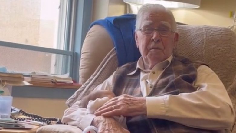 Moment prekës: 100-vjeçari takon stërmbesën e tij