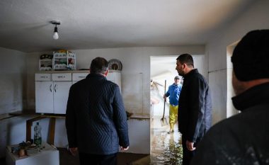 Krasniqi e Hamza vizitojnë qytetarët e prekur nga vërshimet në Mitrovicë: Dëmet janë shumë të mëdha