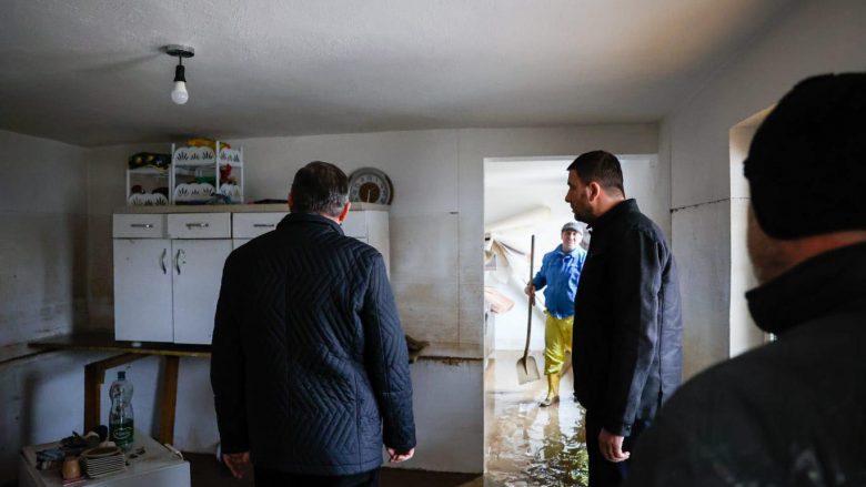 Krasniqi e Hamza vizitojnë qytetarët e prekur nga vërshimet në Mitrovicë: Dëmet janë shumë të mëdha