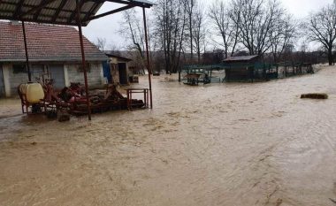 Pas vërshimeve, ​12 familje në fshatin Drejë të Istogut kanë mbetur të bllokuara