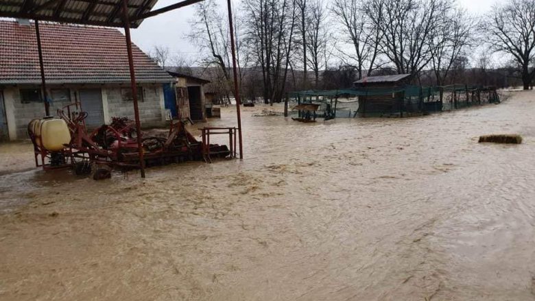 Pas vërshimeve, ​12 familje në fshatin Drejë të Istogut kanë mbetur të bllokuara