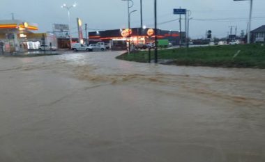 Reshjet e shiut, qyteti i Pejës rrezikohet nga përmbytjet