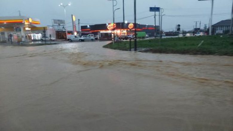Reshjet e shiut, qyteti i Pejës rrezikohet nga përmbytjet