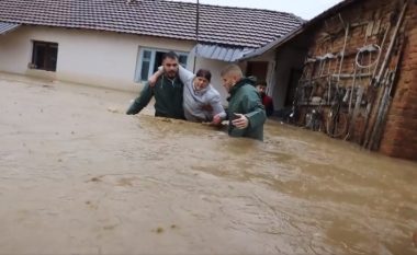 Qytetarët heronj, shpëtojnë një çift të moshuar pas përmbytjeve në Skënderaj