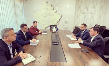 Mungesa e energjisë në Malishevë, kryetari i komunës viziton zyrat e KOSTT-it dhe ZRRE-së