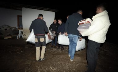 Shpërndahen pako ushqimore për familjet e prekura nga vërshimet në Skenderaj
